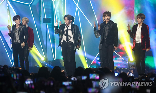 (인천=연합뉴스) 그룹 방탄소년단(BTS)이 6일 오후 인천 남동구 수산동 인천남동체육관에서 열린 2018 MBC플러스 x 지니 뮤직 어워드(2018 MGA)에서 공연을 선보이고 있다.