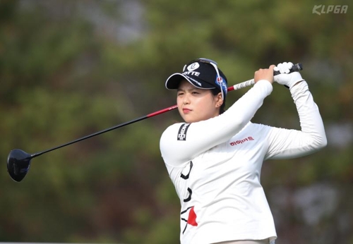 최혜진의 공의 궤적을 보고 있다.[KLPGA 제공]
