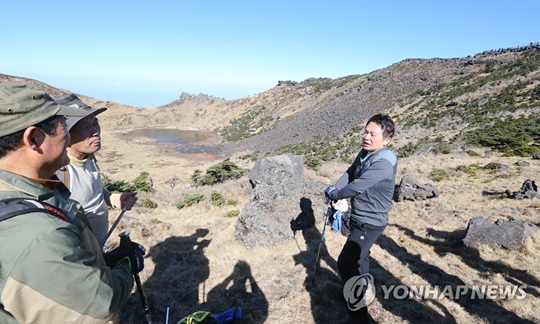 (제주=연합뉴스) 10일 원희룡 제주지사가 한라산 백록담 정상을 찾아 김정은 북한 국무위원장 답방 시 한라산을 방문하게 된다면 준비해야 할 사항들을 점검하고 있다.