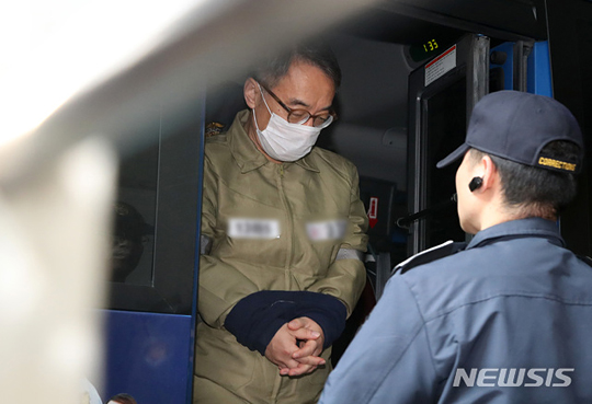 【서울=뉴시스】임종헌 전 법원행정처 차장이 지난달 28일 오후 서울 서초구 서울중앙지검에 구속 후 첫 번째로 소환되고 있다.