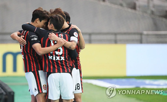 (서울=연합뉴스) 11일 오후 서울상암월드컵경기장에서 열린 2018 케이이비(KEB)하나은행 K리그1 FC서울 대 전남 드래곤즈의 경기. 경기 종료 직전 페널티킥을 성공한 박주영이 동료들과 기쁨을 나누고 있다. 2018.11.11