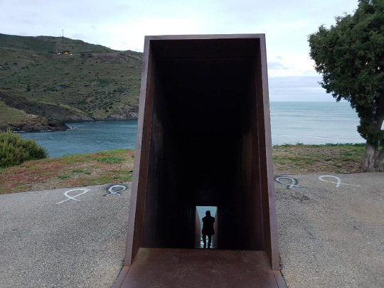 야만의 시대를 살다 간 베냐민을 기리는 조형물 ‘통로-발터 베냐민에게 경의를’.