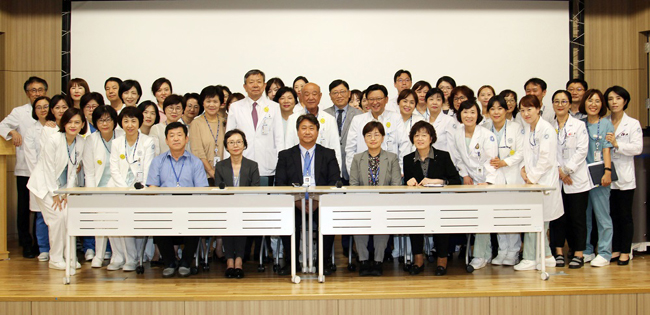 메디플렉스 세종병원 직원들이 인증 평가를 마친 뒤 기념 촬영을 하고 있다.