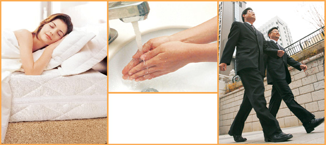 일교차가 큰 환절기에는 면역력이 저하되기 쉬운데, 이를 예방하기 위해선 충분한 수면과 함께 평소 손 씻기를 생활화하는 게 좋다. 아울러 가벼운 산책 등의 운동도 면역력 향상에 도움이 된다.   자료사진