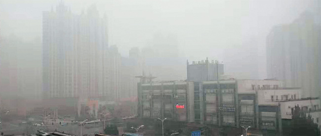 14일 중국 베이징(北京) 왕징(望京) 시내의 주택단지가 독한 스모그와 미세먼지로 시야가 뿌옇게 가려져 있다. 이날 베이징, 톈진(天津) 등 25개 도시는 심각한 대기오염을 의미하는 황색경보를 발령했다. 베이징 = 김충남 특파원 utopian21@