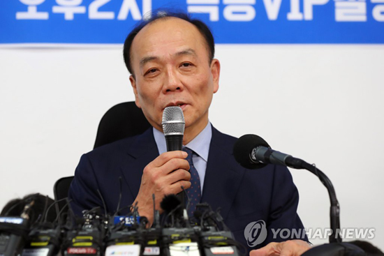 (서울=연합뉴스) 자유한국당 조직강화특별위원에서 해촉된 전원책 변호사가 14일 오후 서울 여의도의 한 사무실에서 입장발표 기자회견을 하고 있다.