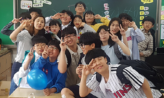 지난 5월 15일 스승의날을 맞아 김정란(뒷줄 왼쪽) 교사를 찾은 석사초등학교 졸업생들이 스승과 격의 없는 표정으로 기념촬영을 하고 있다. 김 교사는 “교사, 학교, 친구에 대한 신뢰 구축을 위해 무엇보다 애쓰고 있다”고 말했다.  김정란 교사 제공