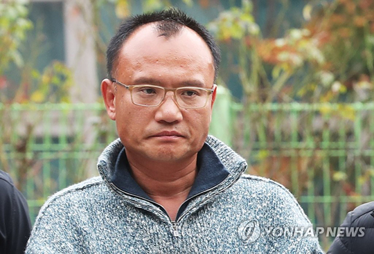 (수원=연합뉴스) 폭행과 강요, 마약류 관리에 관한 법률 위반 등의 혐의로 체포된 양진호 한국미래기술 회장이 지난 7일 오후 경기도 수원시 경기남부지방경찰청으로 압송되고 있다.