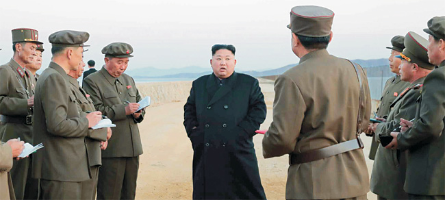 김정은 북한 국무위원장이 무기체계 개발 기관인 국방과학원을 방문해 ‘새로 개발한 첨단전술무기’ 시험을 현지지도했다고 북한 노동당 기관지 노동신문이 16일 보도했다.  연합뉴스