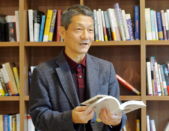 은퇴 후 18년째 대학생으로 살고 있는 최원국(62) 씨가 7일 서울 마포구 공덕동 서울시 50플러스재단 중부캠퍼스에서 공부하는 즐거움에 대해 말하고 있다. 김낙중 기자 sanjoong@