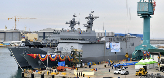16일 오후 진수식을 갖는 해군의 첫 훈련함 ‘한산도함(ATH-81)’이 울산 동구에 위치한 현대중공업 부두에 정박해 있다.  해군 제공