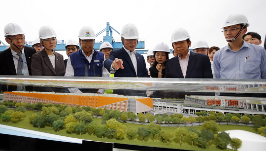 아세안(동남아국가연합)+3(한·중·일) 정상회의 참석차 싱가포르를 방문한 문재인 대통령이 15일 국내 GS건설 등이 참여하고 있는 현지의 지하철 건설공사현장을 찾아, 설계 모형도를 보면서 관계자들의 설명을 듣고 있다. 문 대통령이 국내 기업이 참여하는 해외 건설현장을 방문한 것은 이번이 처음이다.  연합뉴스