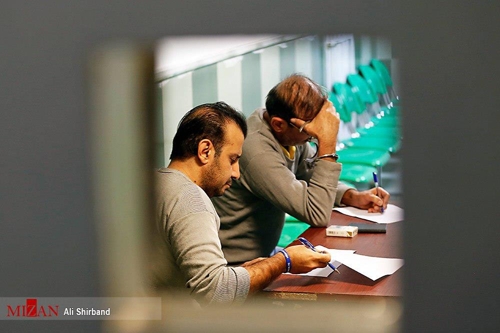 교수형 직전 유서를 쓰는 마즐루민(뒷쪽)과 공범 거세미 [이란 사법부 운영 미잔통신]