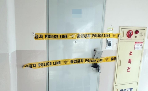 투신해 숨진 A 씨의 집 문에 경찰 통제선이 붙어있다.