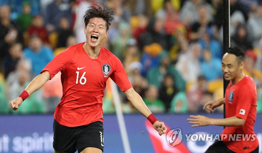 (브리즈번=연합뉴스) 17일 호주 브리즈번 선코프 스타디움에서 열린 한국과 호주 축구국가대표팀 평가전. 전반 황의조가 득점 후 환호하고 있다.