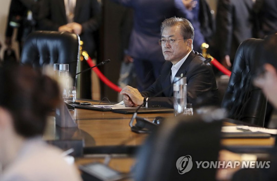 (포트모르즈비[파푸아뉴기니]=연합뉴스) 문재인 대통령이 18일 오전 파푸아뉴기니 포트모르즈비 APEC(아시아태평양경제협력체) 하우스에서 열린 정상회의에 참석, 각국 정상들과 ‘포용적 기회 활용, 디지털 미래 대비’를 주제로 한 정상 간 논의에 참여하고 있다. 2018.11.18