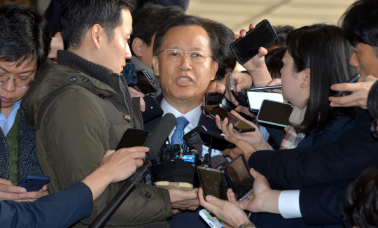 법원행정처장을 지낸 박병대 전 대법관이 19일 오전 서초동 서울중앙지검에 소환되며 기자들의 질문을 받고 있다.  김낙중 기자 sanjoong@