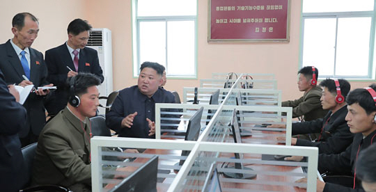 김정은 북한 국무위원장이 광학유리를 생산하는 평안북도의 대관유리공장을 방문, 생산공정 현대화와 신기술 도입을 독려했다고 북한 조선중앙통신이 18일 보도했다.  연합뉴스