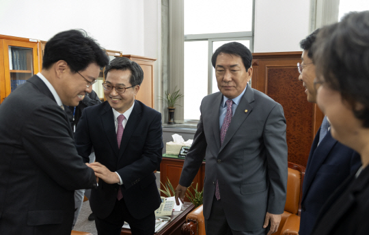 김동연(왼쪽 두 번째) 부총리 겸 기획재정부 장관이 19일 오전 국회에서 안상수(세 번째) 국회 예산결산특별위원회 위원장과 여야 간사를 만나 인사를 나누고 있다.  김호웅 기자 diverkim@