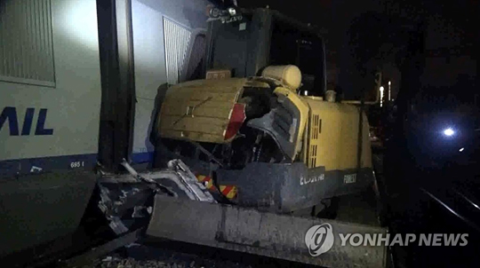 (서울=연합뉴스) 19일 오전 1시 9분께 서울역으로 진입하던 KTX 열차가 선로 보수 작업 중이던 포크레인의 측면을 들이받아 작업자 3명이 다쳤다. 이 사고로 선로 교체 작업 중이던 김 모(59) 씨 등 3명이 다리 등을 다쳐 병원으로 옮겨졌지만, 생명에 지장은 없는 것으로 알려졌다. [용산소방서 제공]