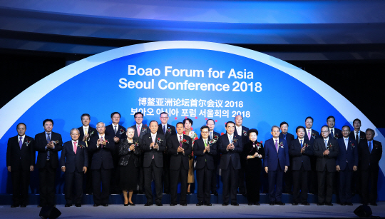 19일 오후 서울 서초구 올림픽대로 세빛섬 플로팅아일랜드에서 열린 ‘2018 보아오 아시아포럼 서울회의’ 환영 만찬에서 반기문(앞줄 왼쪽 여섯 번째) 보아오포럼 이사장, 리바오둥(〃일곱 번째) 보아오포럼 사무총장, 김동연(〃여덟 번째) 부총리 겸 기획재정부 장관, 추궈훙(〃네 번째) 주한 중국대사, 노영민(앞줄 오른쪽 다섯 번째) 주중 한국대사 등 참석자들이 기념촬영을 하고 있다.  연합뉴스