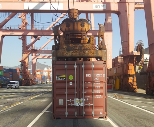 컨테이너 추락 사고현장 [부산경찰청 제공]