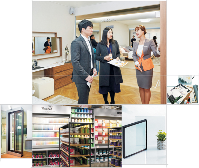 홈씨씨인테리어 전시판매장을 방문한 고객이 인테리어 제품들을 직접 체험해 보며 직원에게 견적 상담을 받고 있다.