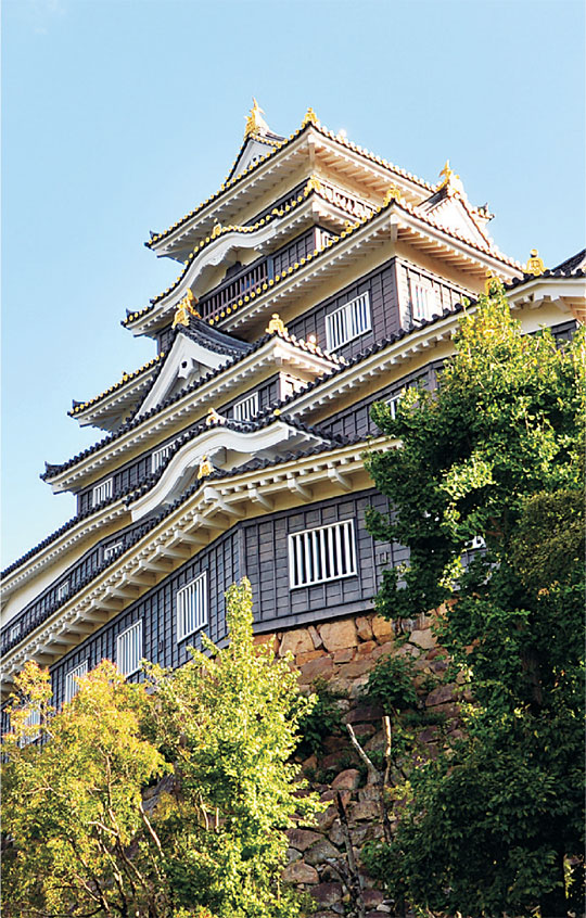 벽의 판자를 검은색으로 칠해 ‘까마귀성’으로도 불리는 오카야마성. 검은색이라지만 실은 처마의 금색과 격자창의 흰색이 한데 어우러진 세련된 미감의 성이다.