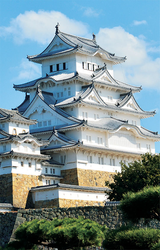 히메지성은 일본 최초의 유네스코 세계문화유산이다. 지난 2015년 대대적인 보수를 끝내고 제 색을 되찾은 히메지성은 마치 흰색 페인트 통에 담갔다 꺼낸 듯하다.