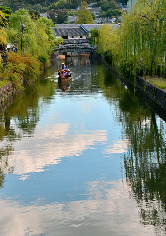 일본 오카야마현 제2의 도시인 구라시키시에는 ‘구라시키 미관지구’가 있다. 에도시대부터 쇼와시대 초기까지의 경관이 그대로 남아 있는 곳이다. 수변에 수양버들이 늘어진 구라시키 미관지구의 수로에서 관광객이 뱃놀이를 즐기고 있다.