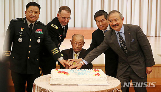 주한미군이 주관하는 창군 원로 백선엽 장군 백수(白壽)연이 열린 21일 오전 서울 용산구 국방컨벤션에서 정경두 국방부장관과 로버트 에이브럼스 한미연합사령관 등 내빈이 축하케이크 절단을 하고 있다. 왼쪽부터 박한기 합참의장, 로버트 에이브럼스 한미연합사령관, 백선엽 장군, 정경두 국방장관, 해리해리스 주한미국대사.뉴시스 제공