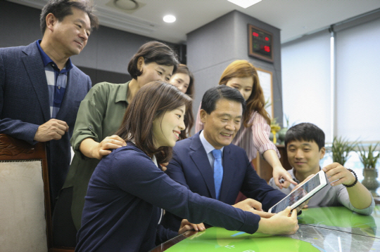이승로(앞쪽 가운데) 서울 성북구청장이 ‘성북 온가족 행복망’ 개통에 앞서 태블릿 PC로 사전점검을 하고 있다. 성북구청 제공