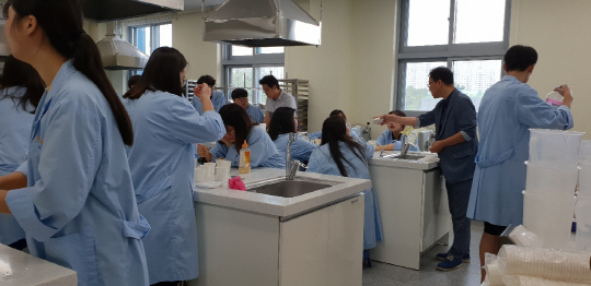 농림축산식품부와 농림수산식품교육문화정보원(농정원)의 식품산업 체험 프로그램에 참여한 전주생명과학고 학생들이 한국농수산대학에서 식품산업 분야 현장체험 과정 중 하나인 식품 제조 연구에 참여하고 있다.  농정원 제공