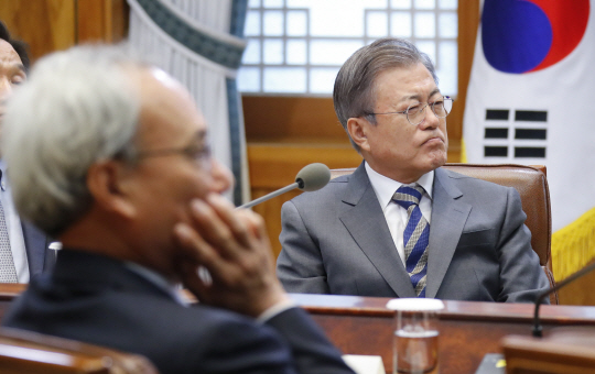문재인 대통령이 21일 청와대 집현실에서 문성현(왼쪽) 경제사회노동위원회 위원장 등이 배석한 가운데 열린 국정과제위원회 및 대통령자문위원회 오찬 간담회에서 위원회별 추진 성과 및 향후 계획에 대한 보고를 청취하고 있다.  연합뉴스