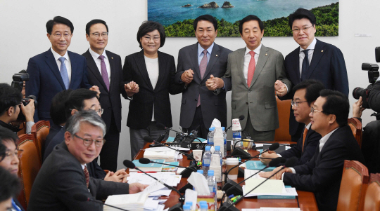 22일 오전 열린 국회 예산결산특위 예산안조정소위 회의에 앞서 여야 원내대표와 간사들이 포즈를 취하고 있다. 뒷줄 왼쪽부터 더불어민주당 조정식 간사, 홍영표 원내대표, 바른미래당 이혜훈 간사, 안상수 예결위원장, 자유한국당 김성태 원내대표, 장제원 간사.