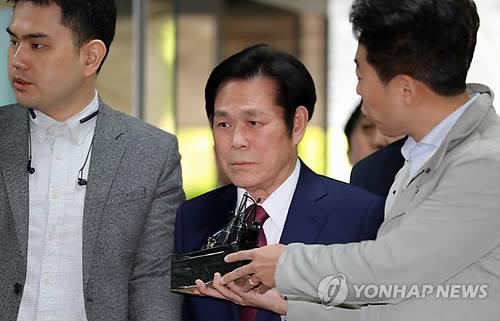 오랜 기간 여러 신도를 성폭행한 혐의를 받는 만민중앙성결교회 이재록 목사가 2018년 5월 3일 오전 서초구 서울중앙지방법원에서 열린 구속 전 피의자심문(영장실질심사)에 출석하기 위해 법정으로 향하며 취재진의 질문을 받고 있는 모습. [연합뉴스 자료사진]