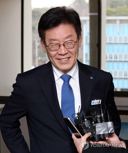 (수원=연합뉴스) 부인 김혜경 씨의 ‘혜경궁 김씨’ 관련 의혹과 자신에게 씌워진 ‘친형 강제입원’ 혐의 등으로 위기를 겪고 있는 이재명 경기도지사가 21일 오후 경기도 수원시 팔달구 경기도청 신관에서 열린 ‘기본소득형 국토보유세 토론회’에 참석하기 앞서 취재진의 질문을 받고 있다. 2018.11.21