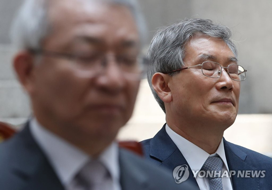 고영한 전 법원행정처장(대법관·오른쪽)이 2017년 6월 1일 서울 서초구 대법원에서 열린 박병대 대법관 퇴임식에서 생각에 잠겨 있다. [연합뉴스 자료사진]