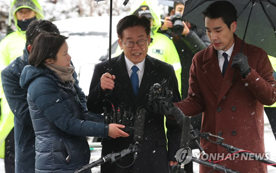 (성남=연합뉴스) 이재명 경기도지사가 친형 강제입원, 검사 사칭, 대장동 개발관련 허위사실 공표 등 그동안 제기된 의혹과 관련 피의자 신분으로 조사를 받기 위해 24일 오전 경기도 성남시 수원지검 성남지청으로 출석하고 있다.