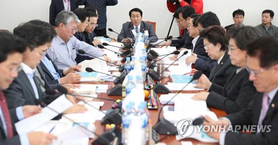 (서울=연합뉴스) 24일 국회에서 열린 예산결산특별위원회 예산안등조정소위원회 회의에서 안상수 예결위 위원장이 회의를 주재하고 있다. 2018.11.24