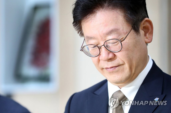 (의정부=연합뉴스) ‘친형 강제입원’ 등 3가지 혐의에 대해 기소의견으로 송치된 이재명 경기지사가 검찰 출석을 하루 앞둔 23일 오전 경기도 의정부시 경기도북부청사에서 열린 경기북부 발전 상생협력 협약식에서 생각에 잠겨 있다. 2018.11.23