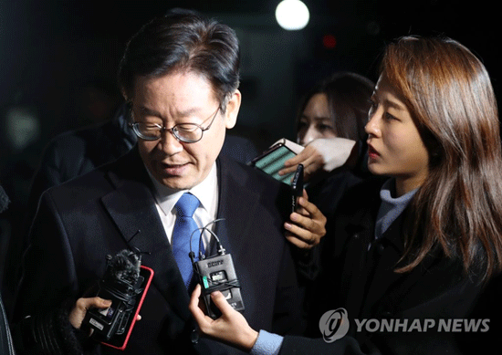 (성남=연합뉴스) 친형 강제입원, 검사 사칭, 대장동 개발 관련 허위사실 공표 등 혐의에 대한 피의자 신분으로 검찰에 출석한 이재명 경기도지사가 24일 오후 13시간에 걸친 조사를 마친 뒤 경기도 성남시 수원지검 성남지청을 떠나고 있다. 2018.11.24