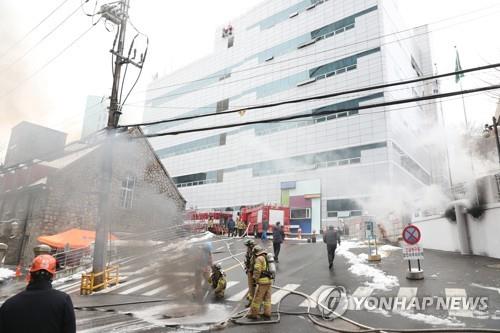 (서울=연합뉴스) 24일 오전 지하 통신구에서 화재가 발생한 서대문구 충정로의 KT 아현빌딩 앞에서 소방대원들이 화재진압 작업을 벌이고 있다. 2018.11.24