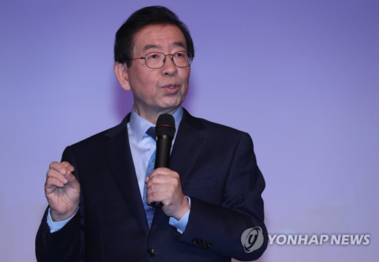(부산=연합뉴스) 박원순 서울시장이 23일 오전 부산진구청을 찾아 공무원들을 대상으로 서울시 혁신정책과 지역상생을 주제로 강연하고 있다. 2018.11.23
