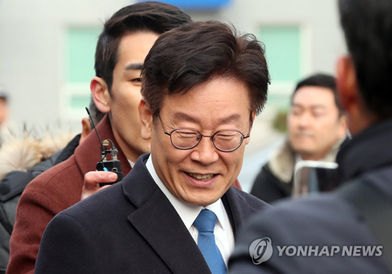 (성남=연합뉴스) 친형 강제입원, 검사 사칭, 대장동 개발 관련 허위사실 공표 등 혐의에 대한 피의자 신분으로 검찰에 출석한 이재명 경기도지사가 24일 오후 점심식사를 위해 경기도 성남시 수원지검 성남지청을 빠져나오고 있다.