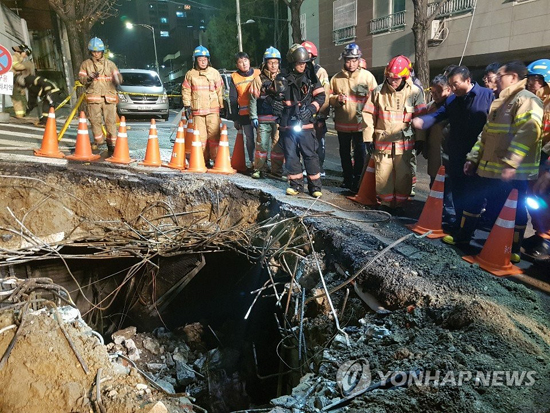 (서울=연합뉴스) 박원순 서울시장(오른쪽 두번째)이 25일 서울 서대문구 KT빌딩 화재현장을 찾아 현장 점검을 하고 있다. 2018.11.25 [서울시 제공]