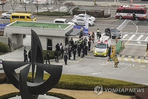 (서울=연합뉴스) 70대 한 남성이 김명수 대법원장 출근차에 화염병을 투척한 27일 오전 서울 서초구 대법원에서 경찰과 소방대원이 현장을 수습하고 있다. 2018.11.27 [독자제공]