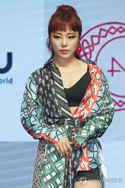 (서울=연합뉴스) 걸그룹 마마무의 휘인이 16일 오후 서울 광진구 예스24라이브홀에서 열린 일곱 번째 미니앨범 ‘레드문’(Red Moon) 발표회에서 포즈를 취하고 있다. 2018.7.16