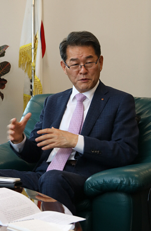 배덕효 세종대 총장이 대학 평가순위 상승의 배경과 포부를 밝히고 있다.  세종대 제공