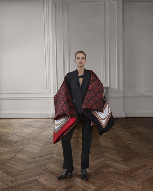 지난 21일 버버리가 공개한 2019 가을/겨울 컬렉션 중 모델이 새로운 토머스 버버리 모노그램으로 만들어진 아우터를 걸치고 있다.  버버리 제공